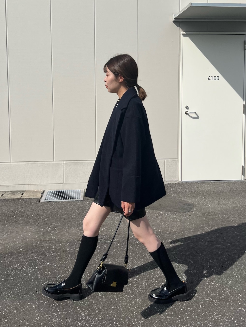 ブルー系のテーラードジャケットを着用したレディースの秋コーディネートの2枚目の写真