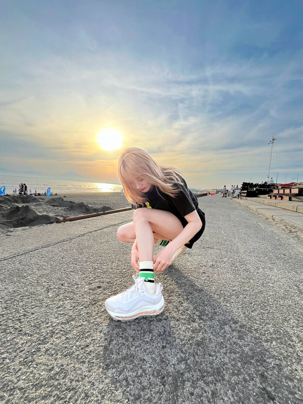 ブラック系のその他パンツ、ブラック系のTシャツ/カットソー、ホワイト系のスニーカーを着用したレディースの春コーディネートの4枚目の写真