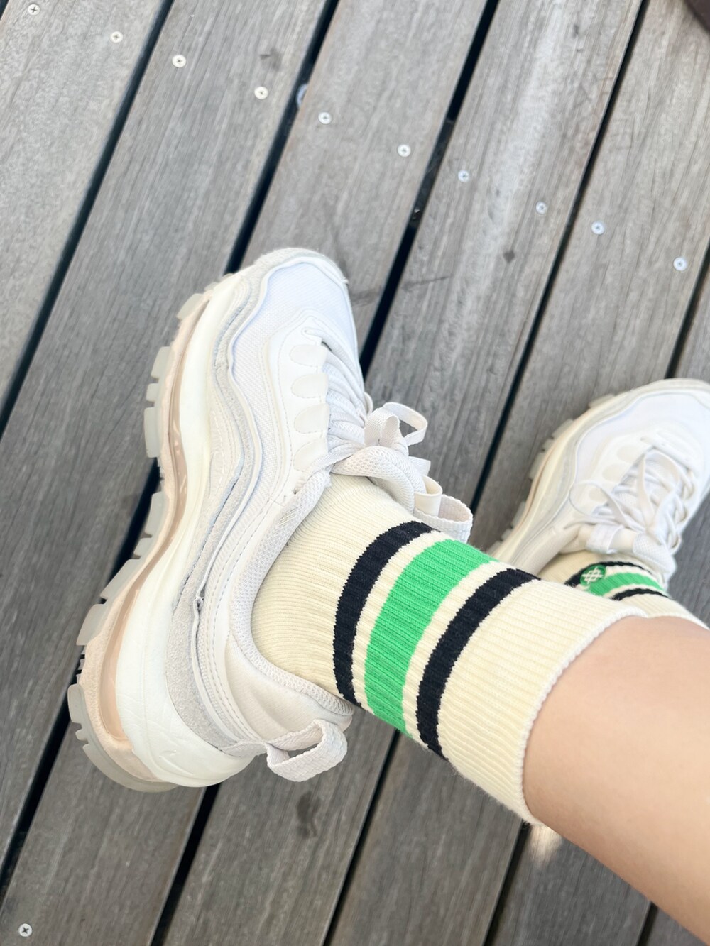 ブラック系のその他パンツ、ブラック系のTシャツ/カットソー、ホワイト系のスニーカーを着用したレディースの春コーディネートの5枚目の写真