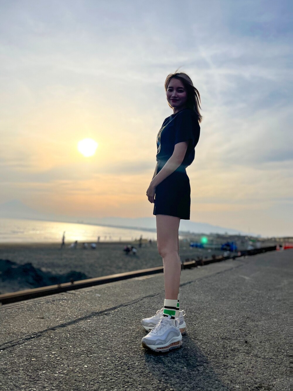 ブラック系のその他パンツ、ブラック系のTシャツ/カットソー、ホワイト系のスニーカーを着用したレディースの春コーディネートの3枚目の写真