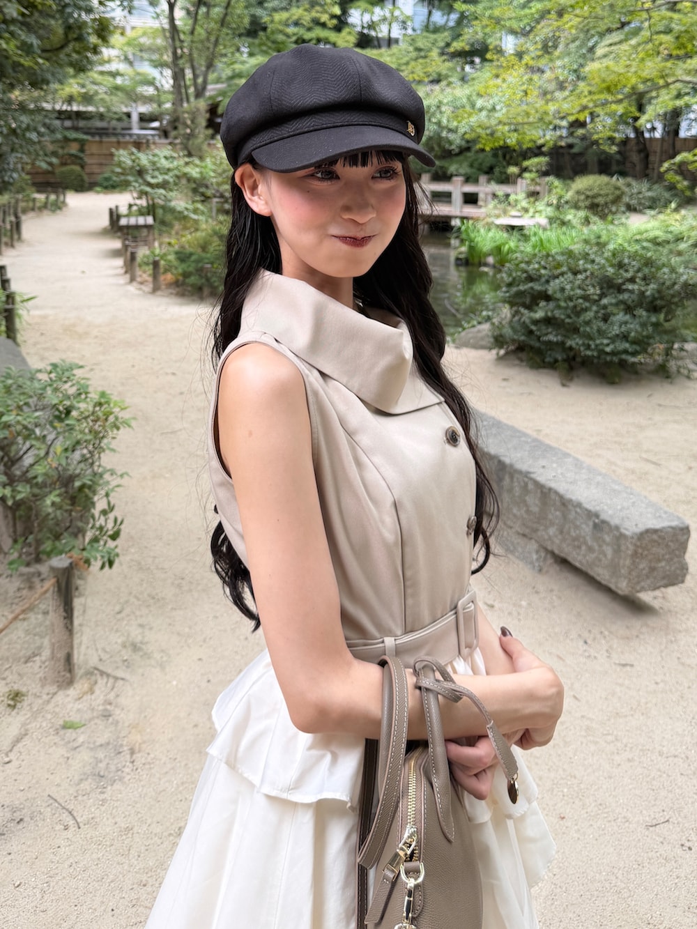 ブラウン系のブーツ、その他のワンピース/ドレスを着用したレディースの夏コーディネートの2枚目の写真