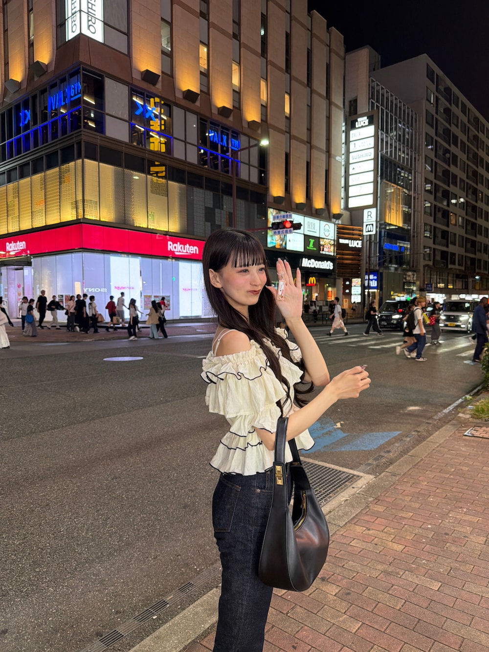 ブルー系のデニムパンツ、その他のトップス、ブラック系のハンドバッグを着用したレディースの夏コーディネートの4枚目の写真