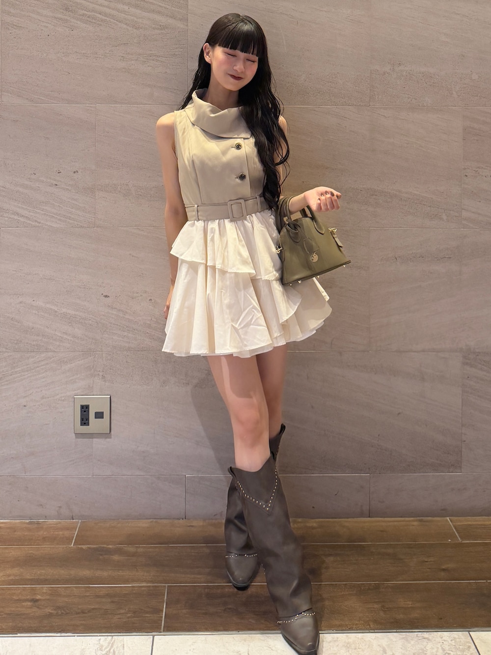 ブラウン系のブーツ、その他のワンピース/ドレスを着用したレディースの夏コーディネートの3枚目の写真