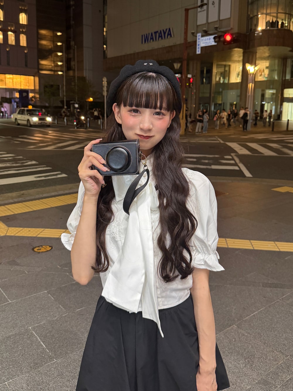 ブラック系のスカート、ブラック系のショルダーバッグ、ブラック系のシューズを着用したレディースの秋コーディネートの4枚目の写真