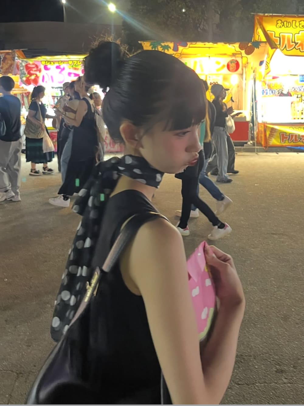 ブラック系のワンピース、ブラック系のハンドバッグを着用したレディースの夏コーディネートの3枚目の写真