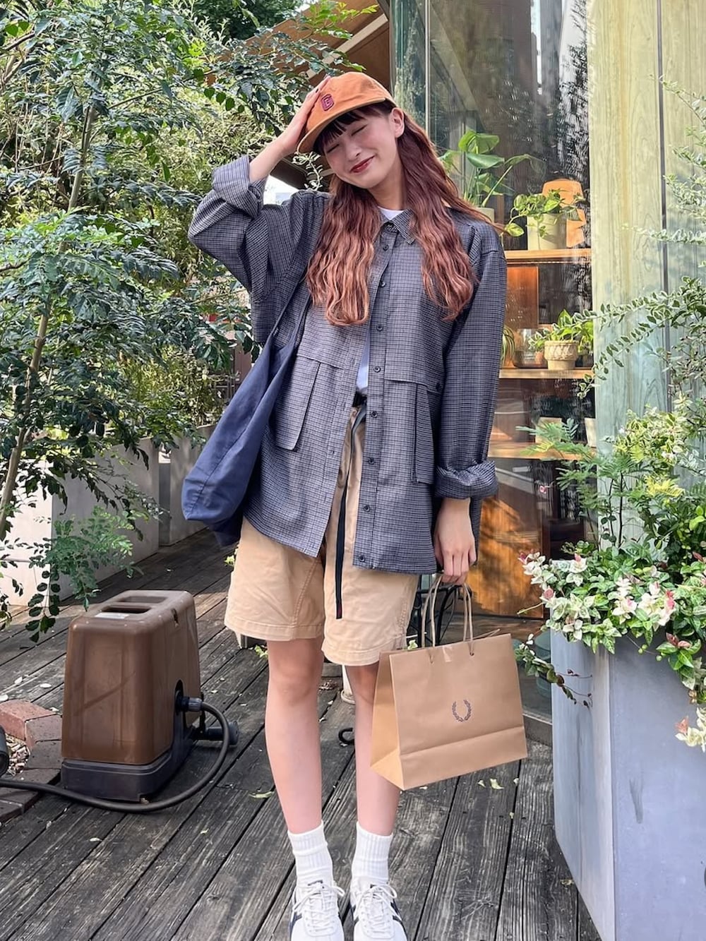その他のジャケット/アウター、ブルー系のトートバッグ、ベージュ系のチノパンツを着用したレディースの秋コーディネートの2枚目の写真