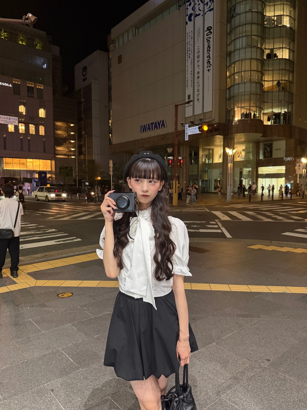 ブラック系のスカート、ブラック系のショルダーバッグ、ブラック系のシューズを着用したレディースの秋コーディネートの3枚目の写真