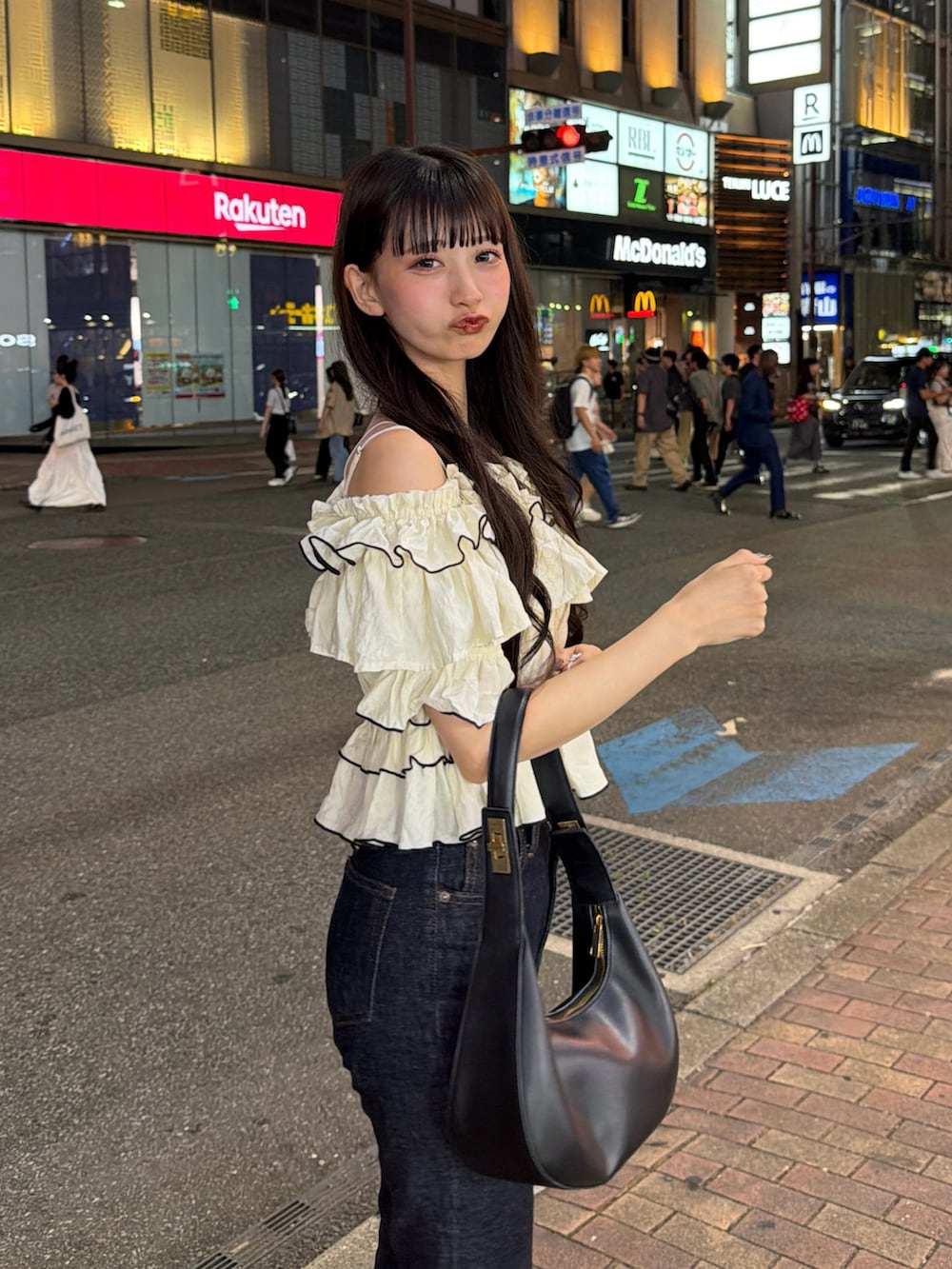 ブルー系のデニムパンツ、その他のトップス、ブラック系のハンドバッグを着用したレディースの夏コーディネートの5枚目の写真