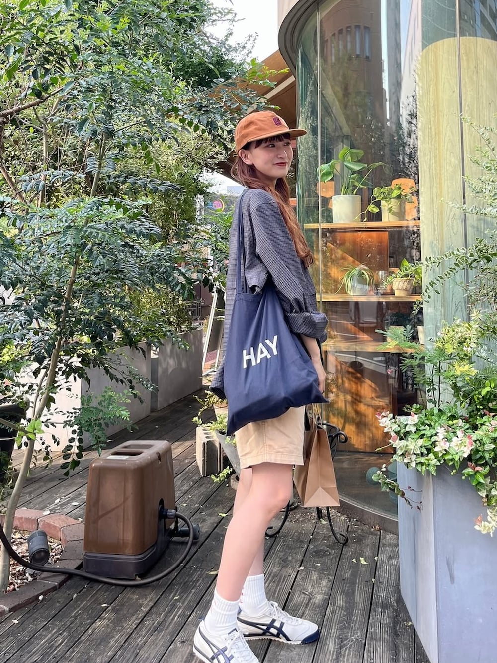 その他のジャケット/アウター、ブルー系のトートバッグ、ベージュ系のチノパンツを着用したレディースの秋コーディネートの3枚目の写真