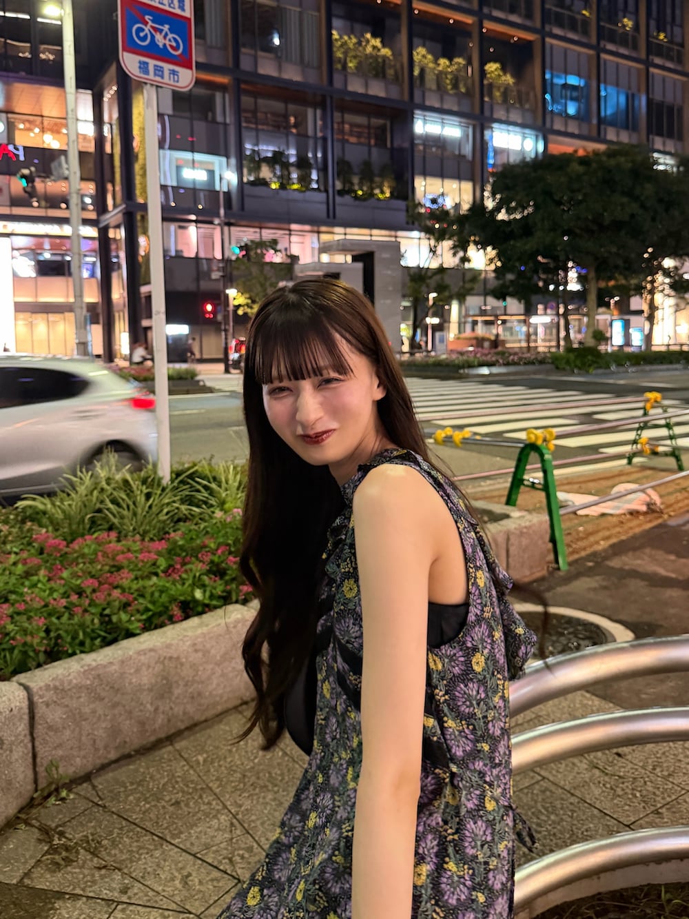 ブラック系のシューズ、ブラック系のワンピース、ブラック系のハンドバッグを着用したレディースの夏コーディネートの3枚目の写真