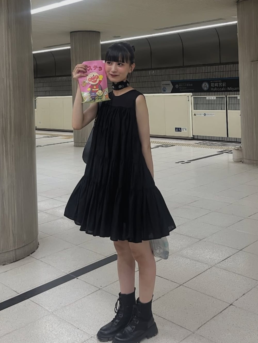 ブラック系のワンピース、ブラック系のハンドバッグを着用したレディースの夏コーディネートの4枚目の写真