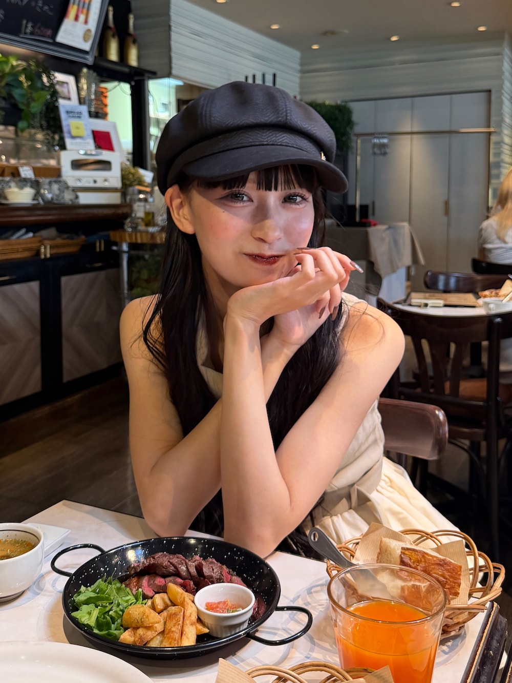 ブラウン系のブーツ、その他のワンピース/ドレスを着用したレディースの夏コーディネートの5枚目の写真