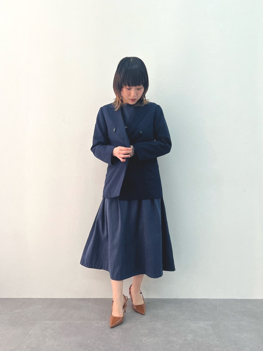 ブルー系のワンピース、ブルー系のテーラードジャケットを着用したレディースの冬コーディネートの2枚目の写真