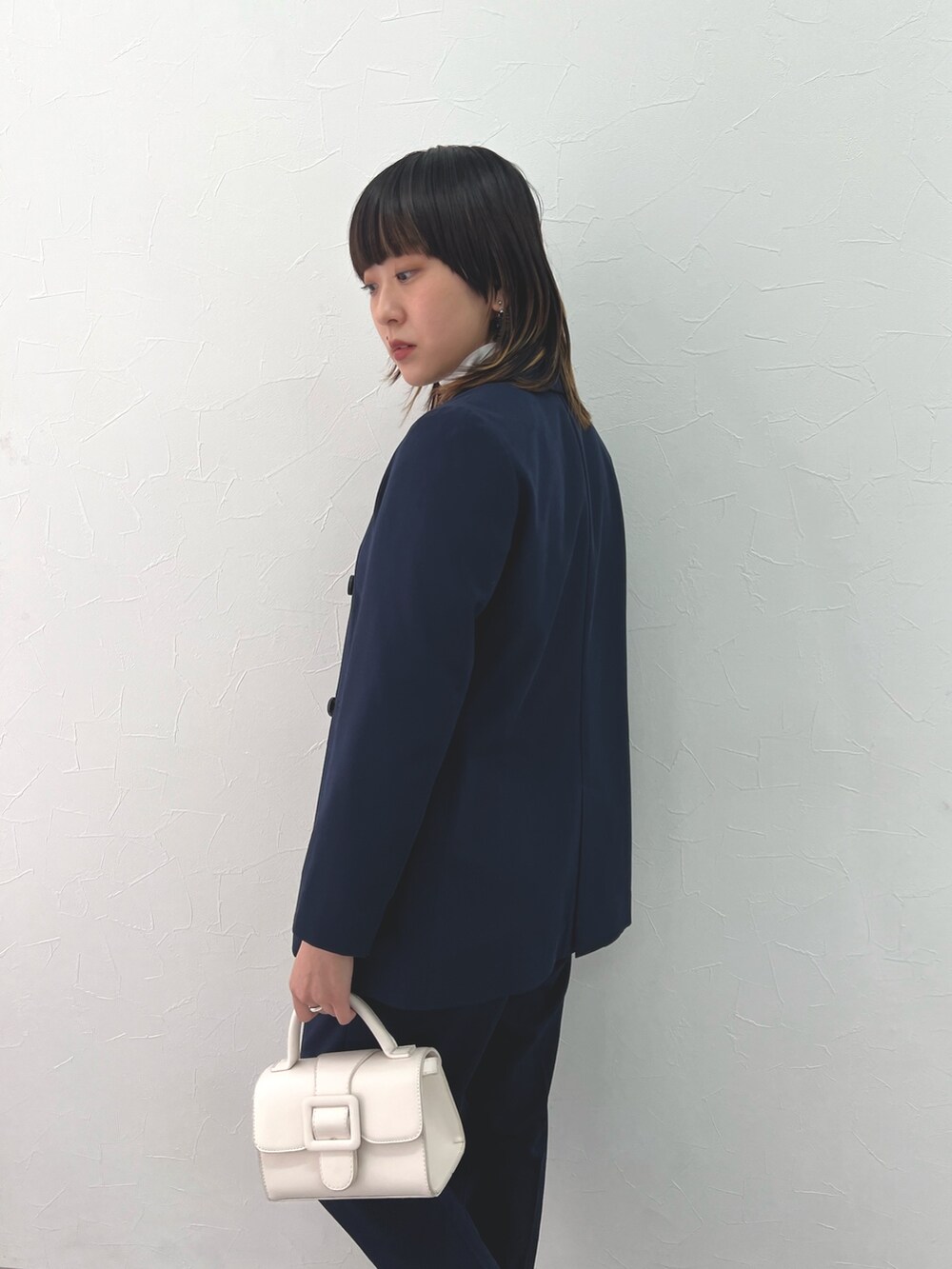 ブルー系のテーラードジャケット、ブルー系のパンツ、ホワイト系のTシャツ/カットソーを着用したレディースの冬コーディネートの3枚目の写真