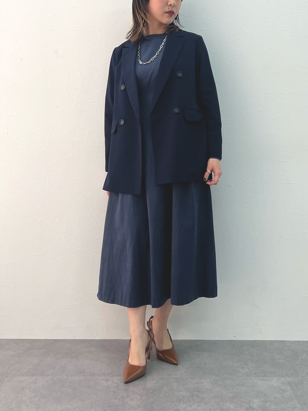 ブルー系のワンピース、ブルー系のテーラードジャケットを着用したレディースの冬コーディネートの3枚目の写真