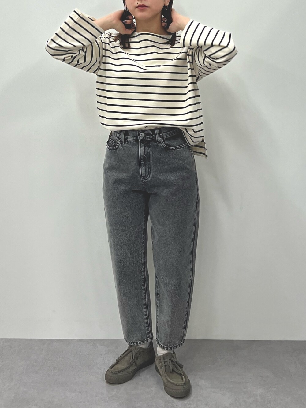 ベージュ系のTシャツ/カットソー、ブラック系のデニムパンツを着用したレディースの夏コーディネートの3枚目の写真