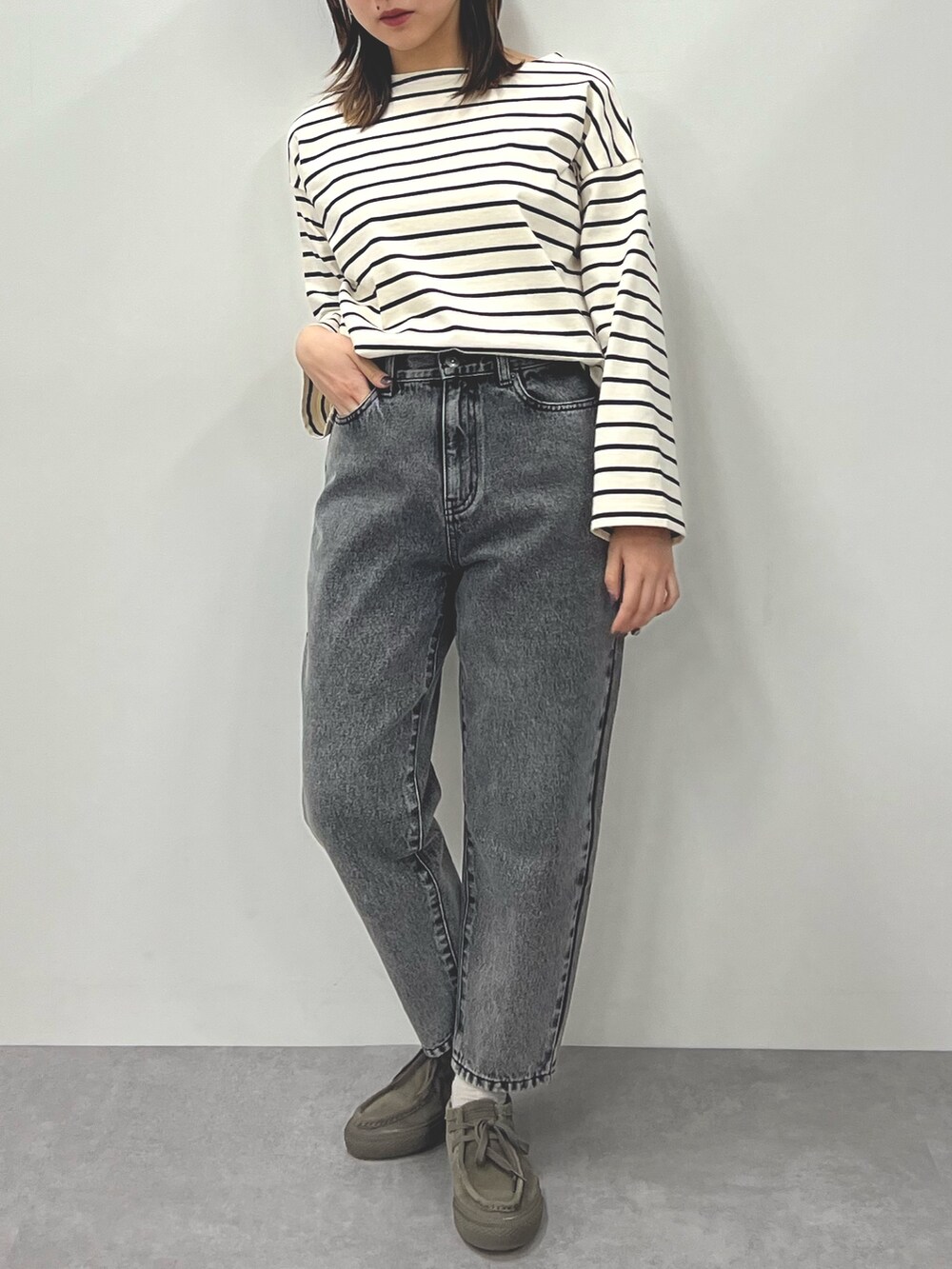 ベージュ系のTシャツ/カットソー、ブラック系のデニムパンツを着用したレディースの夏コーディネートの2枚目の写真