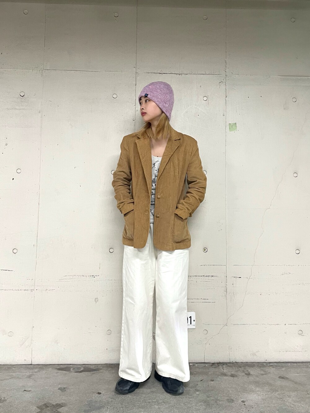 グレー系のTシャツ/カットソー、ピンク系のニットキャップ/ビーニーを着用したレディースの冬コーディネートの2枚目の写真