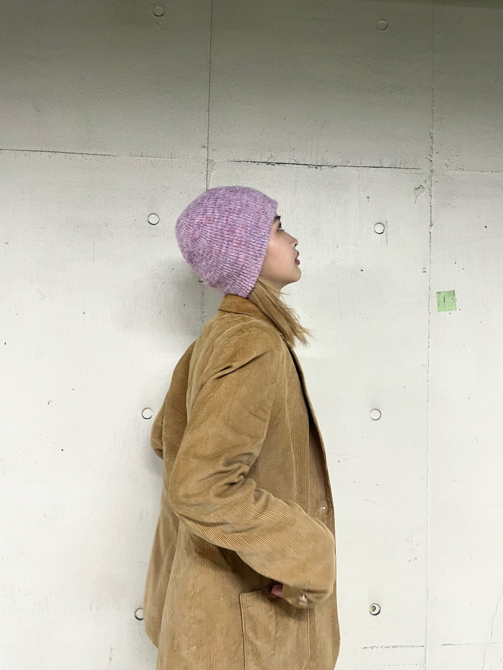 グレー系のTシャツ/カットソー、ピンク系のニットキャップ/ビーニーを着用したレディースの冬コーディネートの3枚目の写真