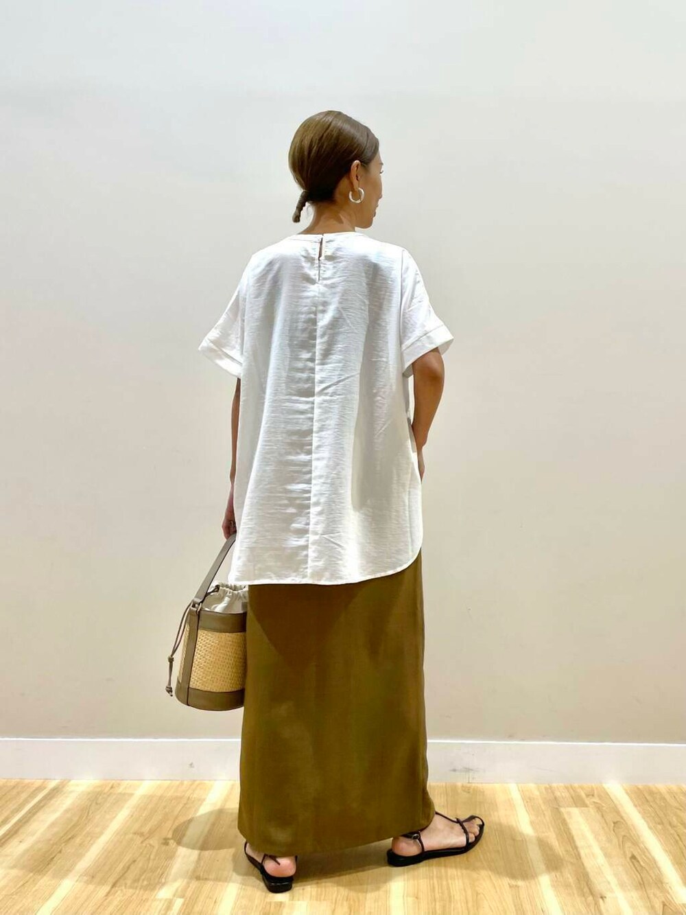 ホワイト系のシャツ/ブラウス、グレー系のショルダーバッグ、イエロー系のスカートを着用したレディースの夏コーディネートの3枚目の写真