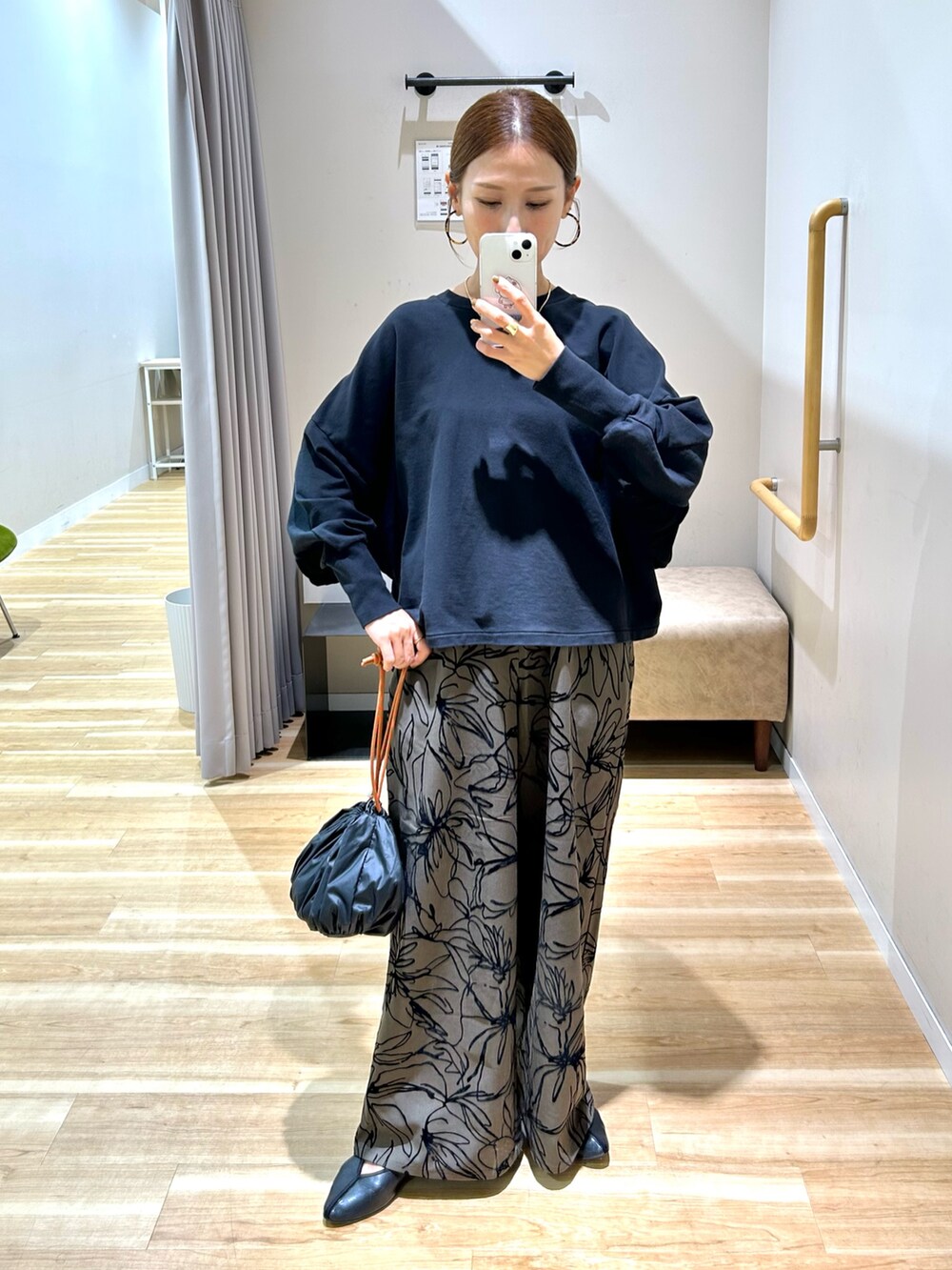 ブラック系のTシャツ/カットソー、ブラウン系のその他パンツ、ブラック系のショルダーバッグを着用したレディースの秋コーディネートの6枚目の写真