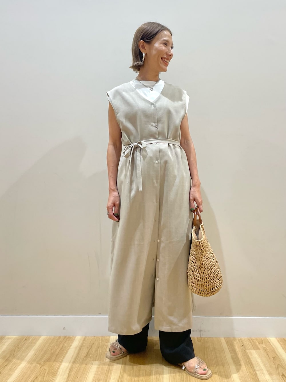 ベージュ系のワンピース、ホワイト系のTシャツ/カットソー、ブラック系のその他パンツを着用したレディースの夏コーディネートの4枚目の写真