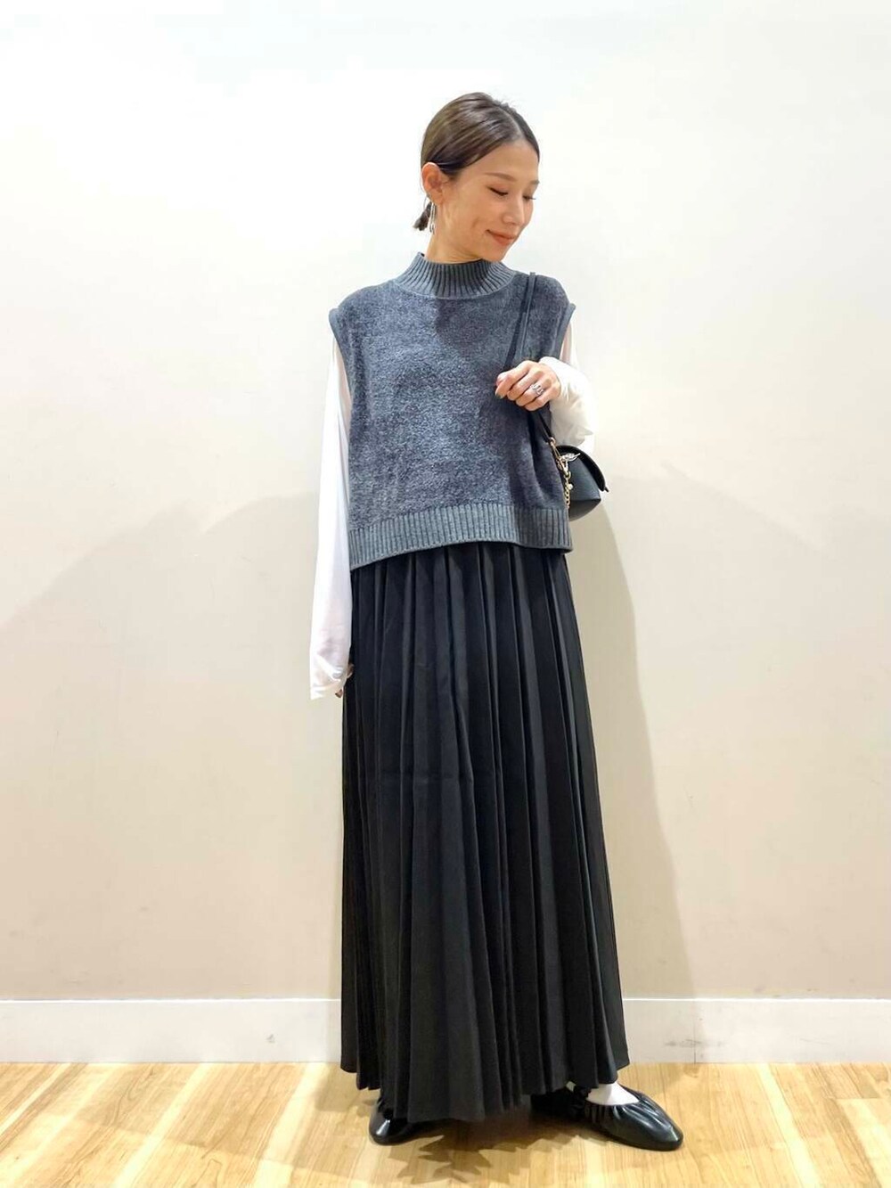 ブラック系のショルダーバッグ、ホワイト系のTシャツ/カットソー、ブラック系のバレエシューズを着用したレディースの秋コーディネートの2枚目の写真