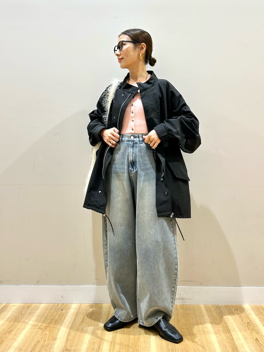 ブラック系のモッズコート、ピンク系のベスト、ピンク系のニット/セーターを着用したレディースの冬コーディネートの8枚目の写真