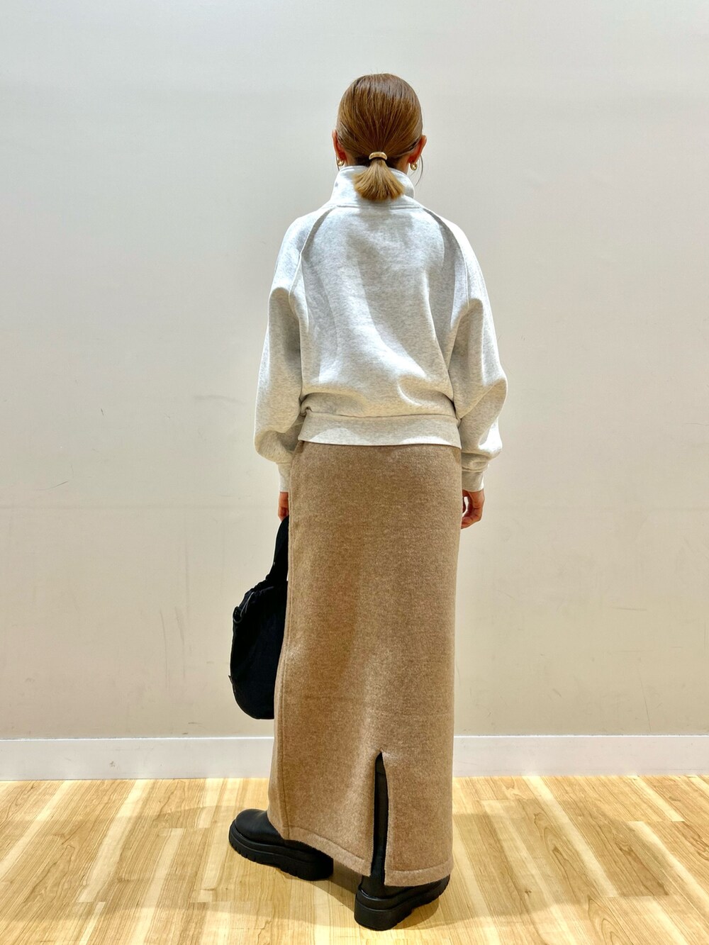 グレー系のその他アウター、ベージュ系のスウェット、ベージュ系のスカートを着用したレディースの秋コーディネートの5枚目の写真