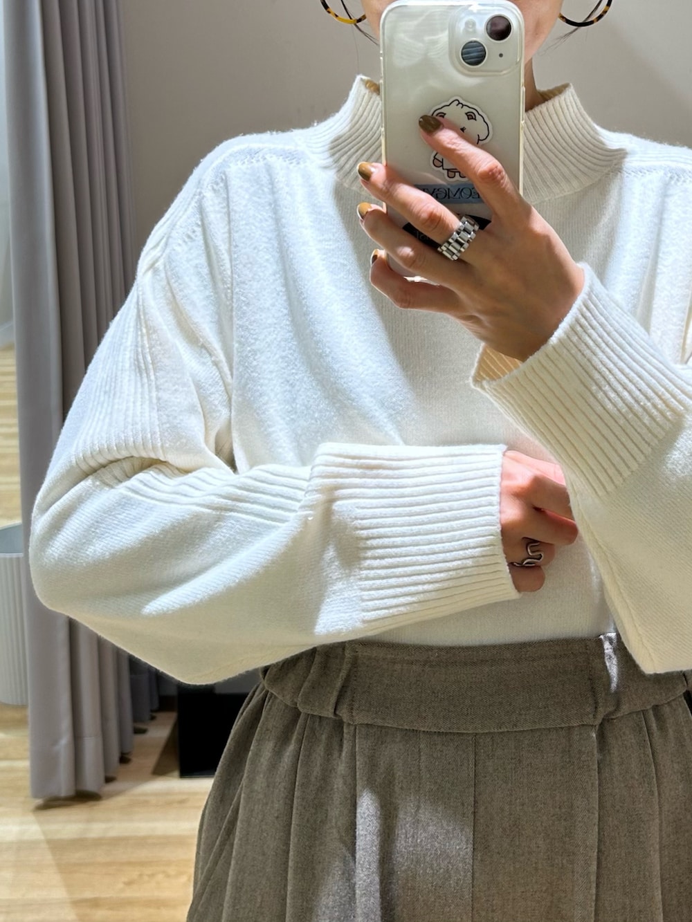 ベージュ系のその他パンツ、ブラック系のその他アウター、ホワイト系のニット/セーターを着用したレディースの冬コーディネートの8枚目の写真