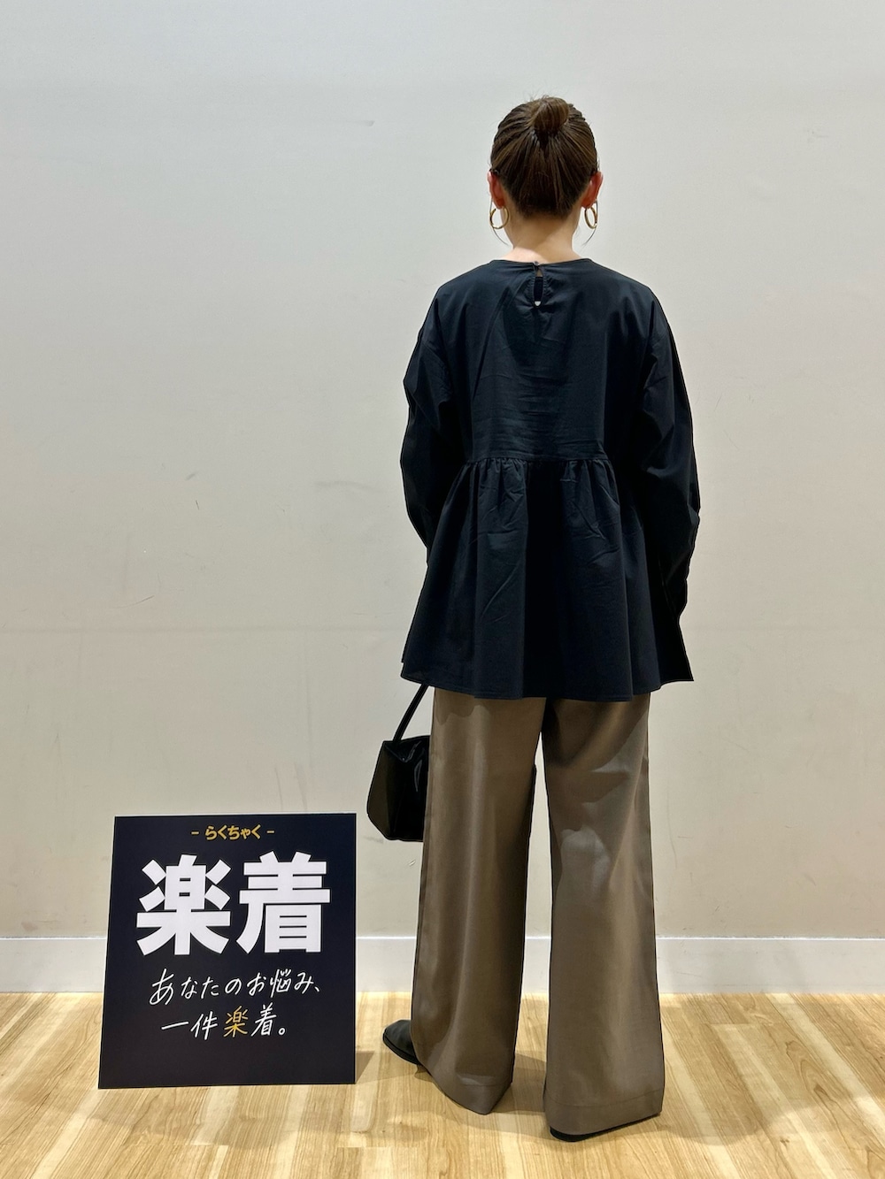 ホワイト系のブルゾン、ブラック系のシャツ/ブラウス、ブラック系のトートバッグを着用したレディースの春コーディネートの7枚目の写真