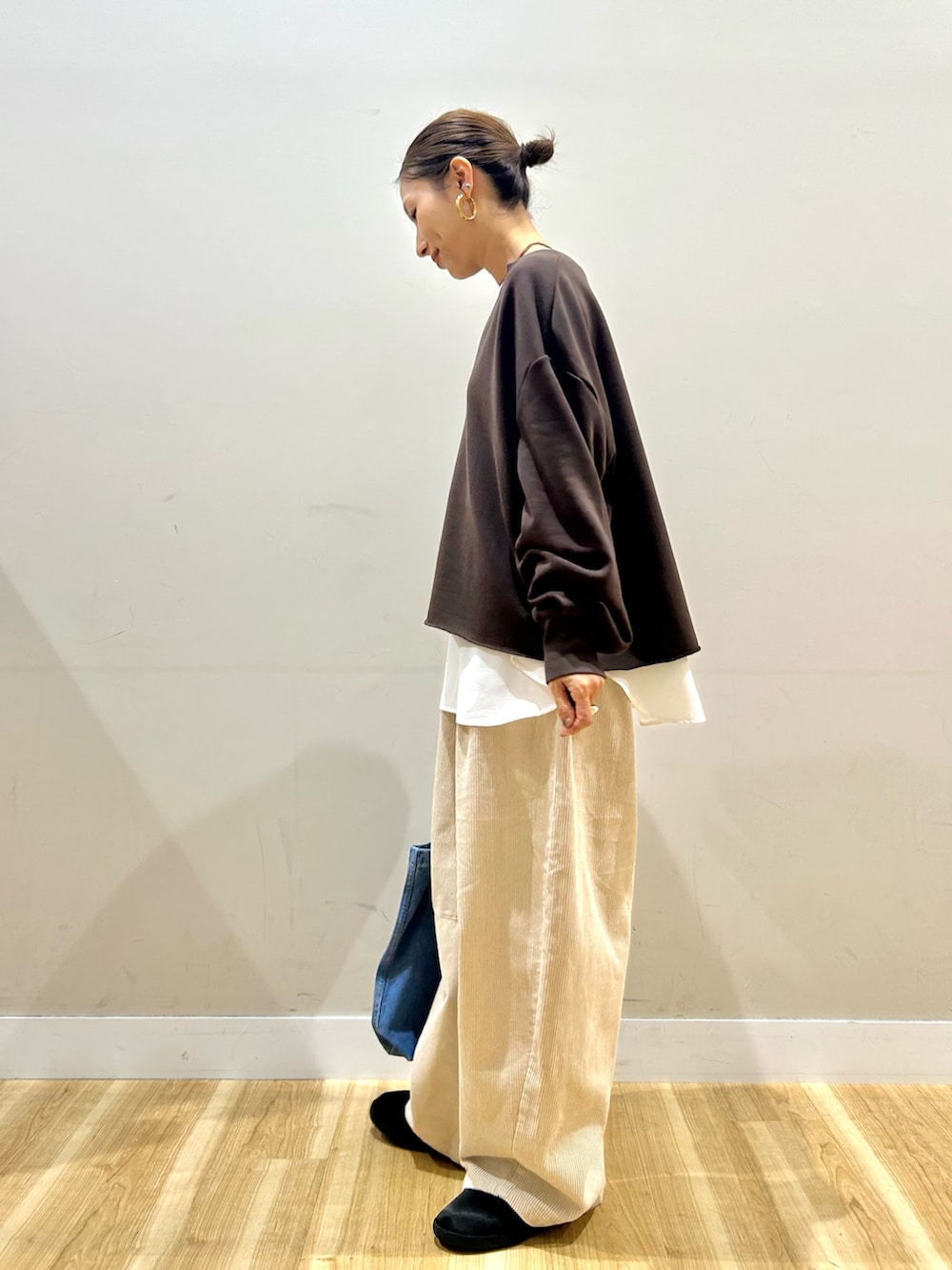 ホワイト系のシャツ/ブラウス、ホワイト系のその他パンツ、ブルー系のトートバッグを着用したレディースの秋コーディネートの2枚目の写真