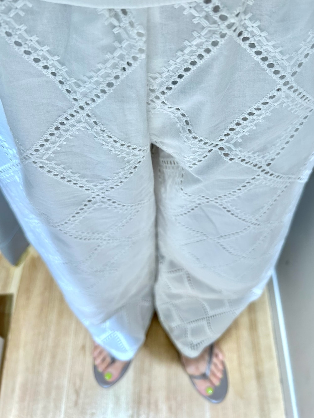 ゴールド系のシャツ/ブラウス、ホワイト系のタンクトップ、ホワイト系のその他パンツを着用したレディースの夏コーディネートの5枚目の写真