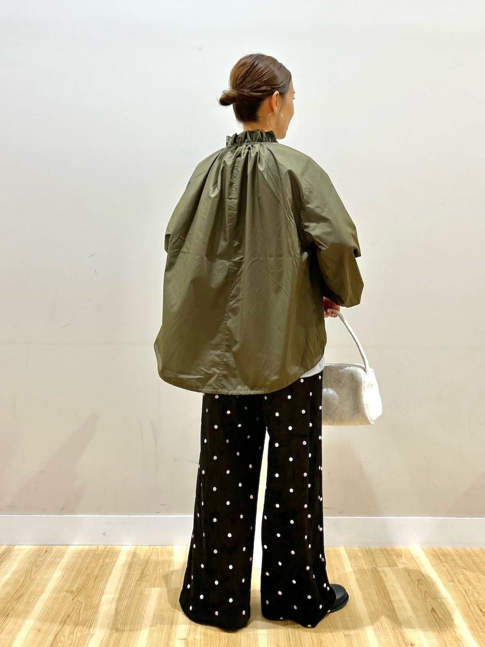 グリーン系のブルゾン、グレー系のTシャツ/カットソー、ブラック系のその他パンツを着用したレディースの秋コーディネートの3枚目の写真
