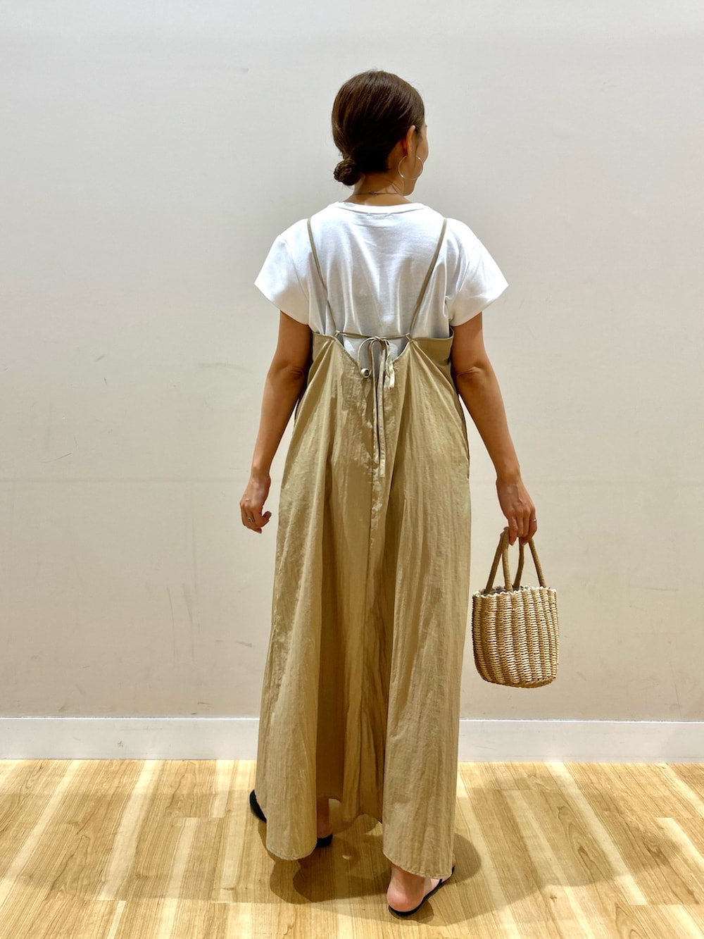 ブルー系のシャツ/ブラウス、ベージュ系のワンピース、グレー系のハンドバッグを着用したレディースの夏コーディネートの6枚目の写真