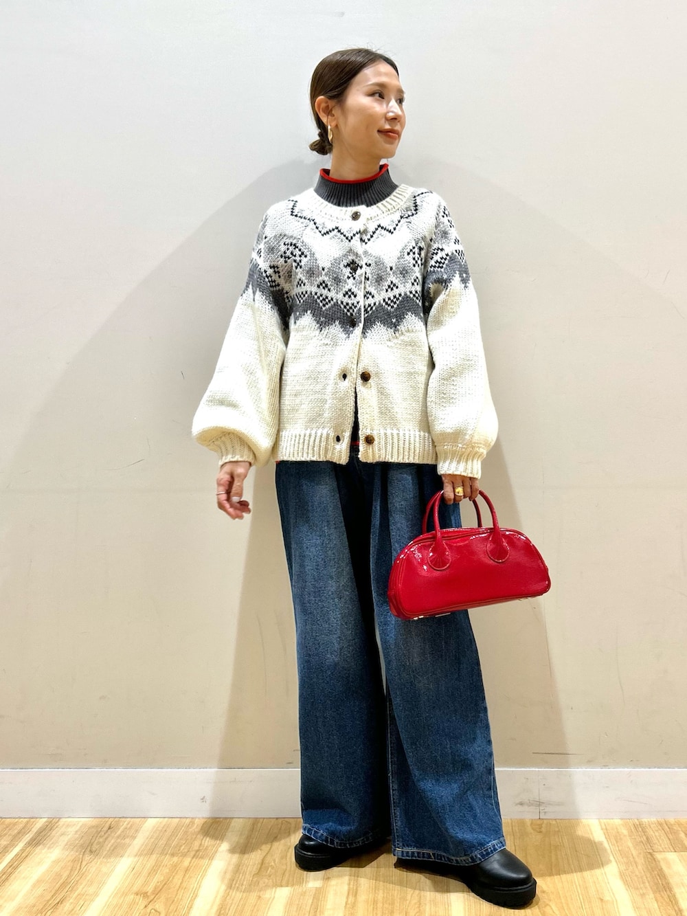 グレー系のノーカラージャケット、ホワイト系のカーディガン/ボレロ、グレー系のニット/セーターを着用したレディースの冬コーディネートの5枚目の写真