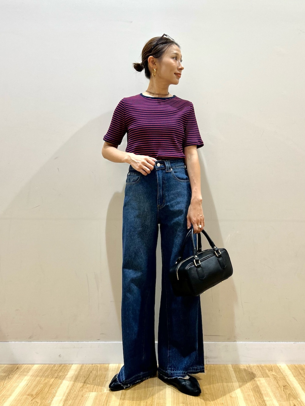 ベージュ系のブルゾン、ブルー系のTシャツ/カットソー、ブルー系のデニムパンツを着用したレディースの秋コーディネートの5枚目の写真