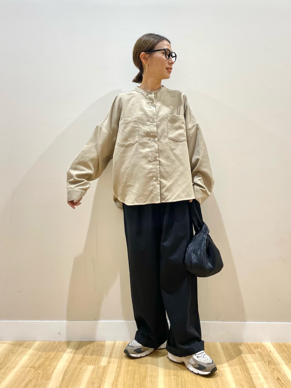 ベージュ系のTシャツ/カットソー、ブラック系のチノパンツを着用したレディースの秋コーディネートの2枚目の写真