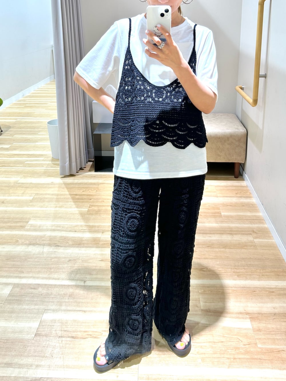 ブラック系のTシャツ/カットソー、ブラック系のその他パンツ、ブラック系のサンダルを着用したレディースの夏コーディネートの5枚目の写真