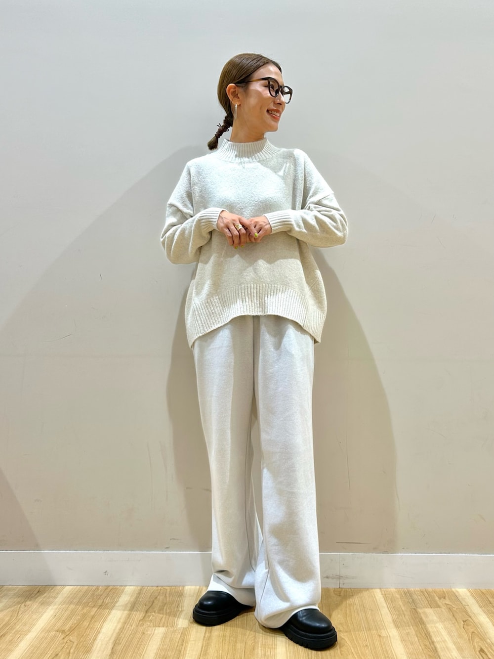 ホワイト系のその他パンツ、ブルー系のシャツ/ブラウス、ブラウン系のダウンジャケット/コートを着用したレディースの秋コーディネートの8枚目の写真