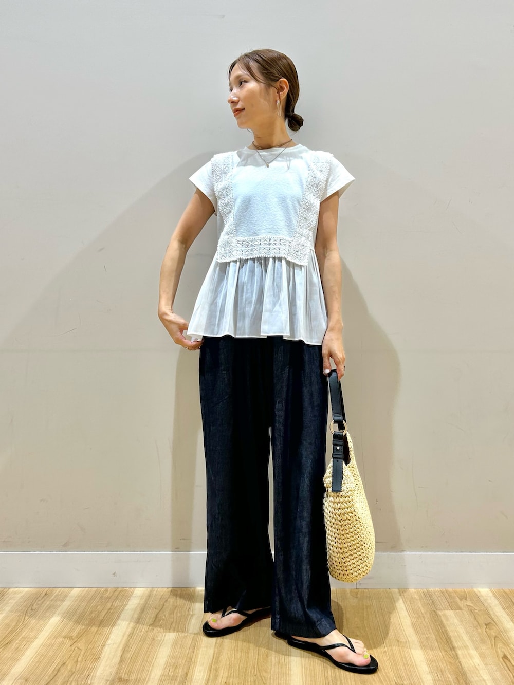 ブラウン系のシャツ/ブラウス、ホワイト系のTシャツ/カットソー、ブルー系のデニムパンツを着用したレディースの夏コーディネートの5枚目の写真