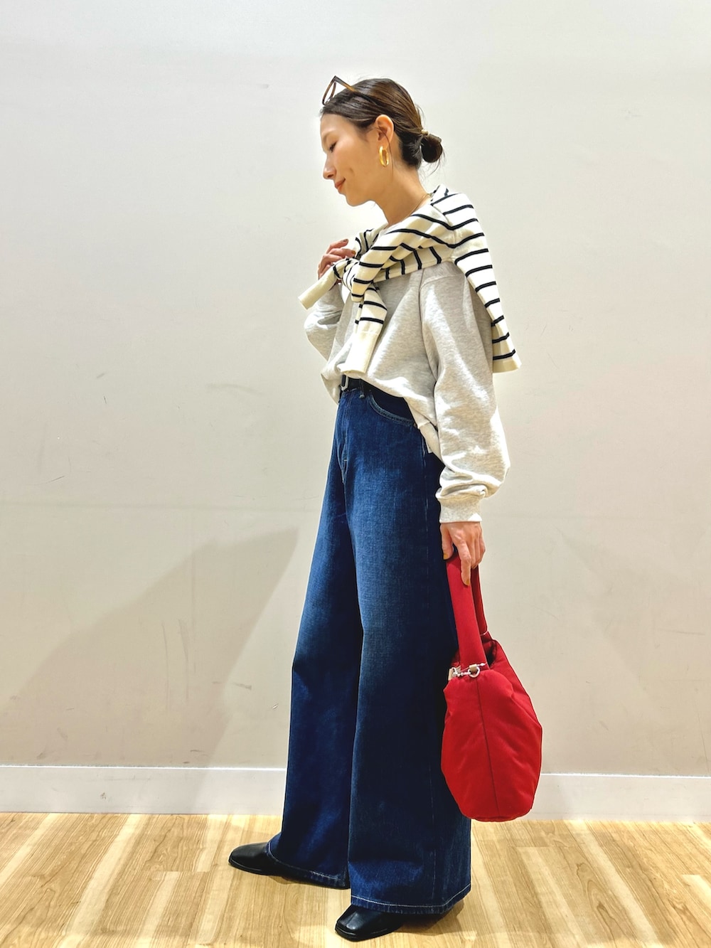 ホワイト系のカーディガン/ボレロ、グレー系のスウェット、ブルー系のデニムパンツを着用したレディースの春コーディネートの2枚目の写真