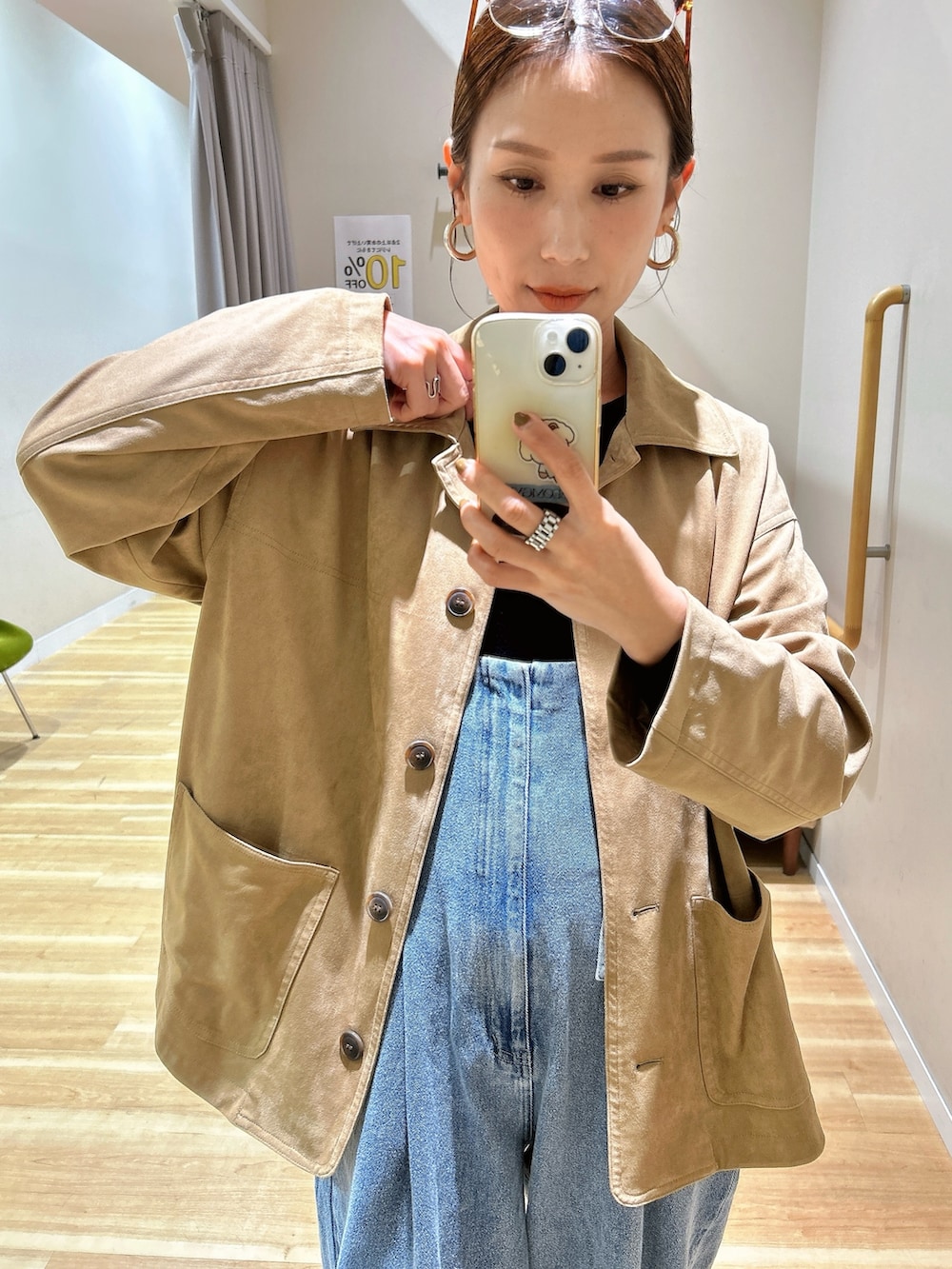 ベージュ系のその他アウター、ブラウン系のメガネを着用したレディースの春コーディネートの2枚目の写真