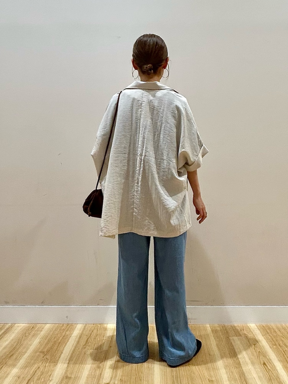 グレー系のTシャツ/カットソー、ブルー系のデニムパンツ、グレー系のその他アウターを着用したレディースの春コーディネートの5枚目の写真