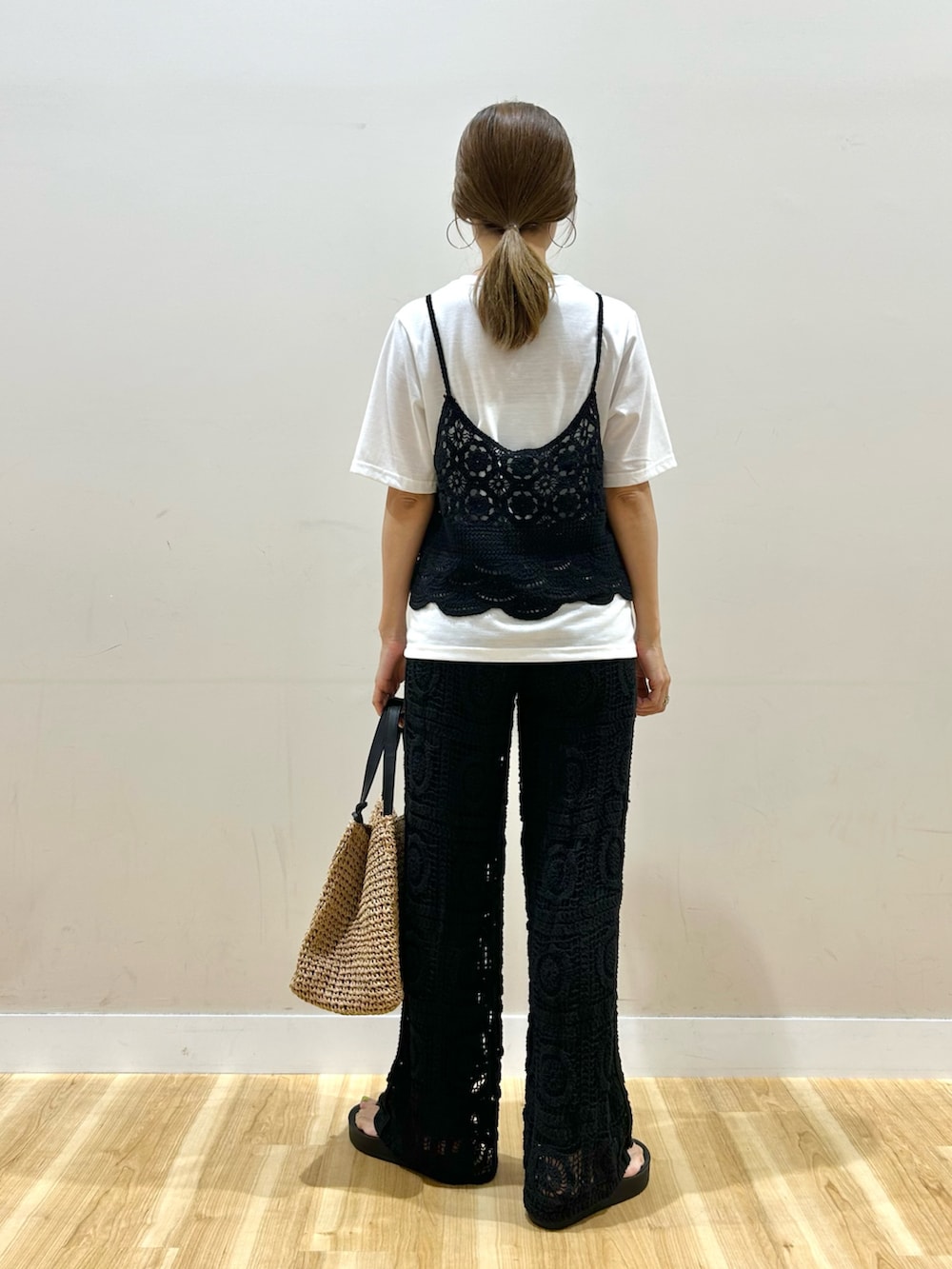 ブラック系のTシャツ/カットソー、ブラック系のその他パンツ、ブラック系のサンダルを着用したレディースの夏コーディネートの3枚目の写真