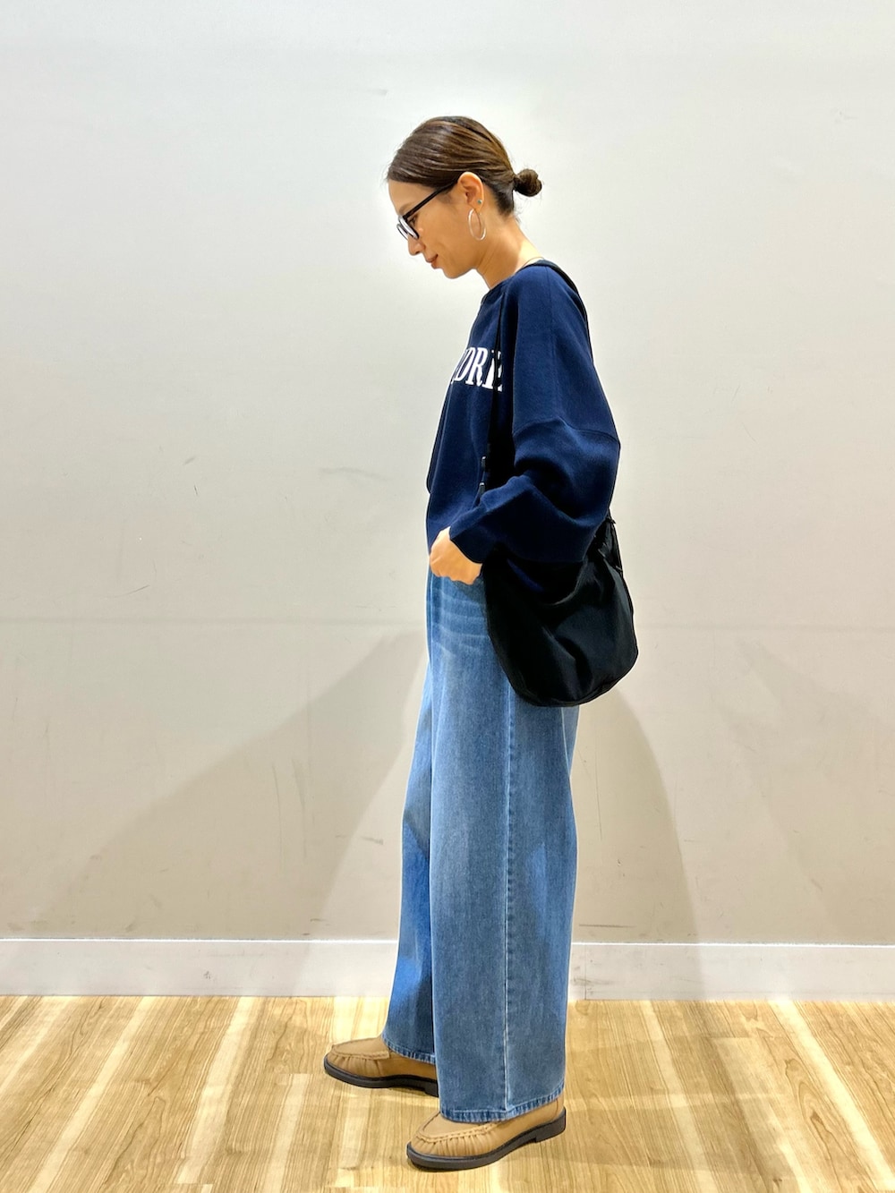 ブラウン系のブルゾン、ブルー系のニット/セーター、ブルー系のその他パンツを着用したレディースの秋コーディネートの5枚目の写真