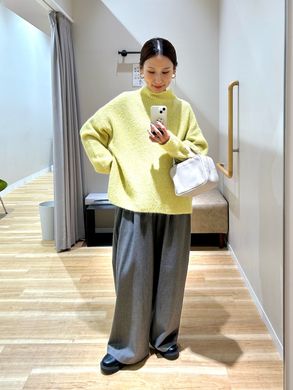 グレー系のノーカラージャケット、イエロー系のニット/セーター、グレー系のその他パンツを着用したレディースの冬コーディネートの3枚目の写真