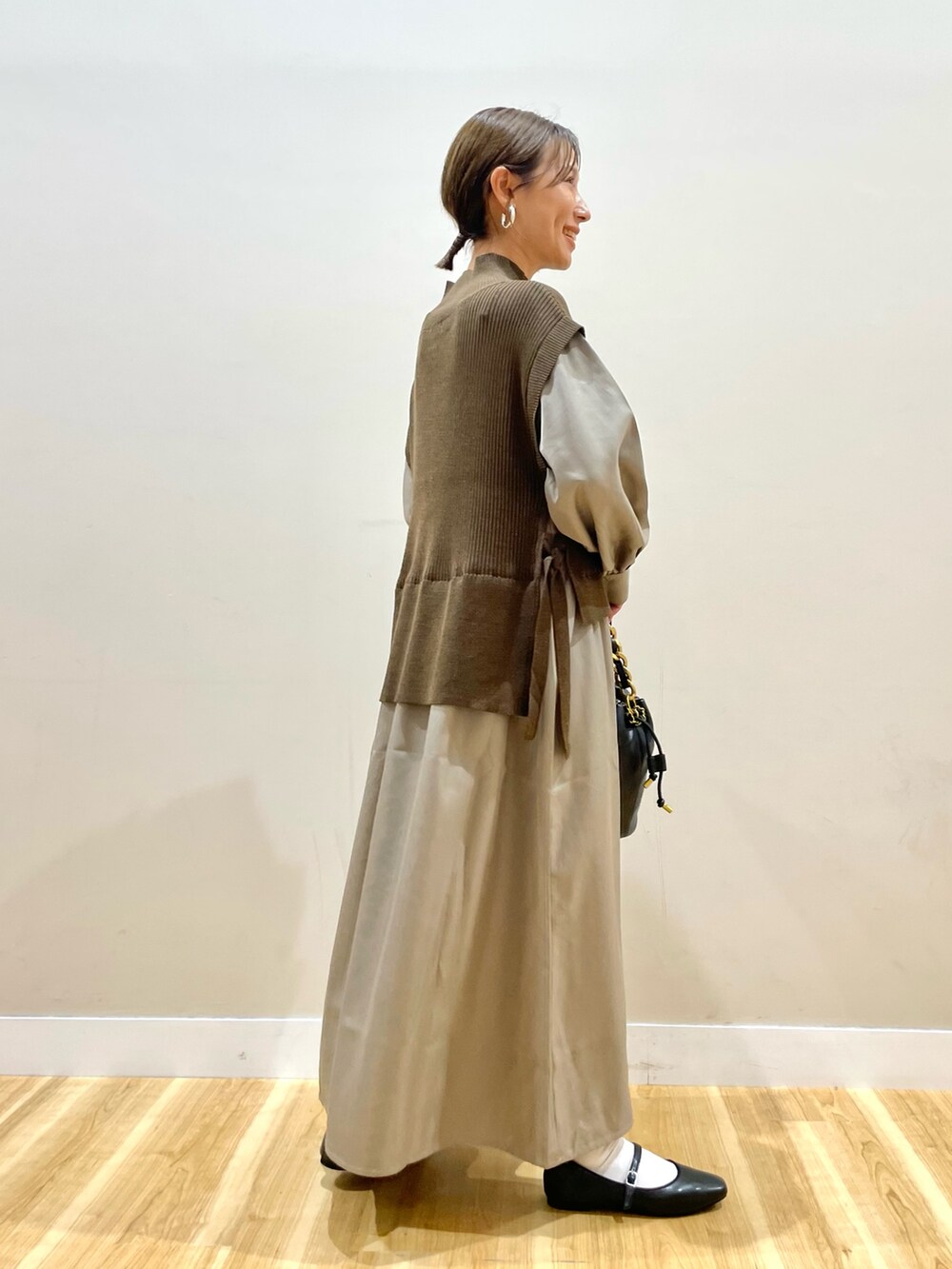 ブラウン系のワンピースを着用したレディースの秋コーディネートの5枚目の写真