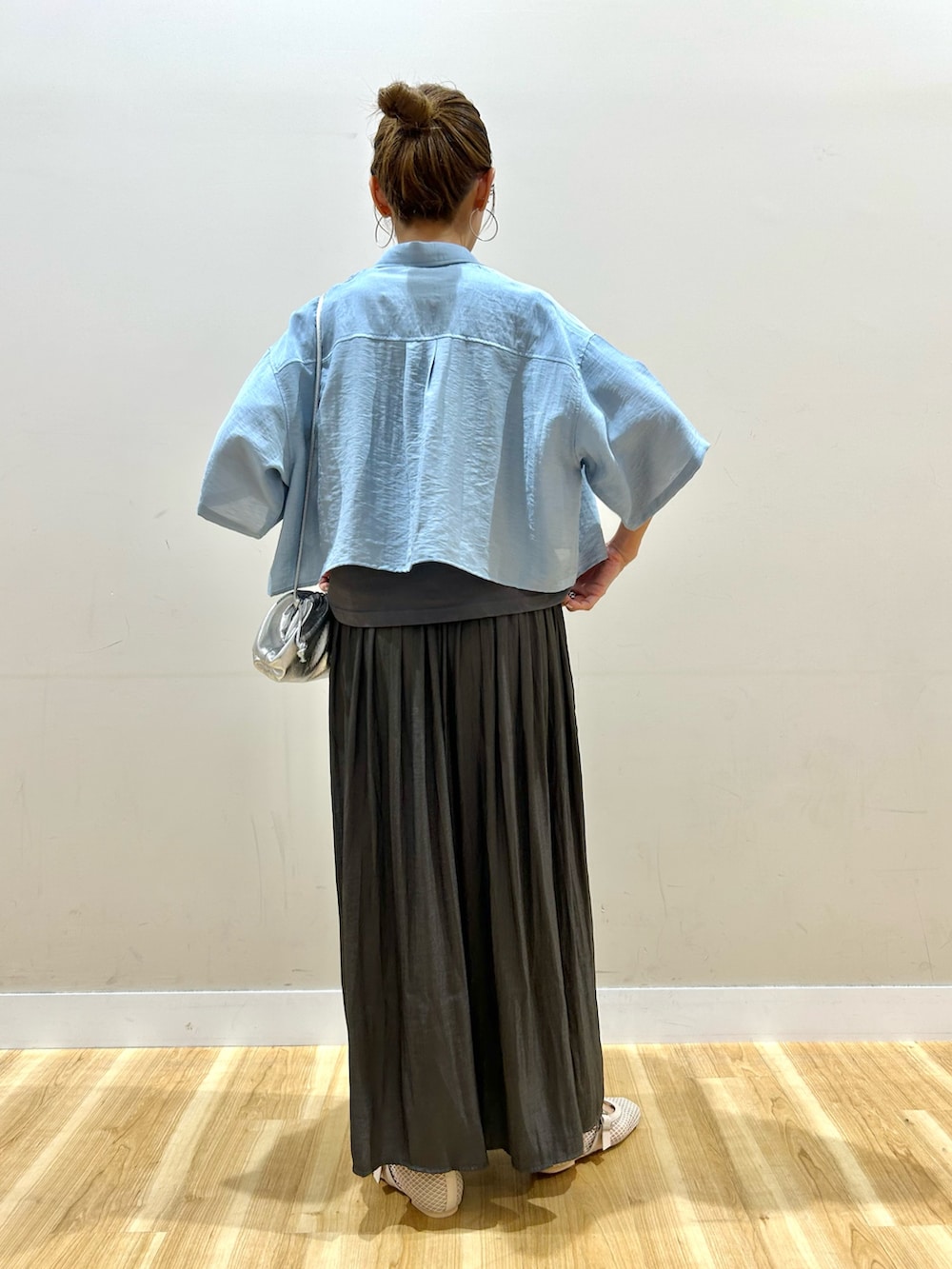 ブルー系のシャツ/ブラウス、グレー系のTシャツ/カットソー、グレー系のその他パンツを着用したレディースの春コーディネートの3枚目の写真