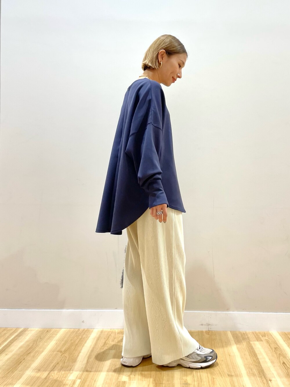 グレー系のTシャツ/カットソー、ホワイト系のその他パンツを着用したレディースの秋コーディネートの2枚目の写真